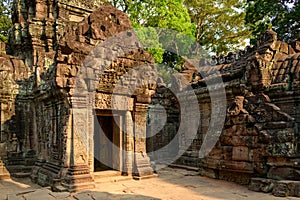 Un pavillon d`entrÃÂ©e ÃÂ  l`intÃÂ©rieur du temple Ta Som dans le domaine des temples de Angkor, au Cambodge photo